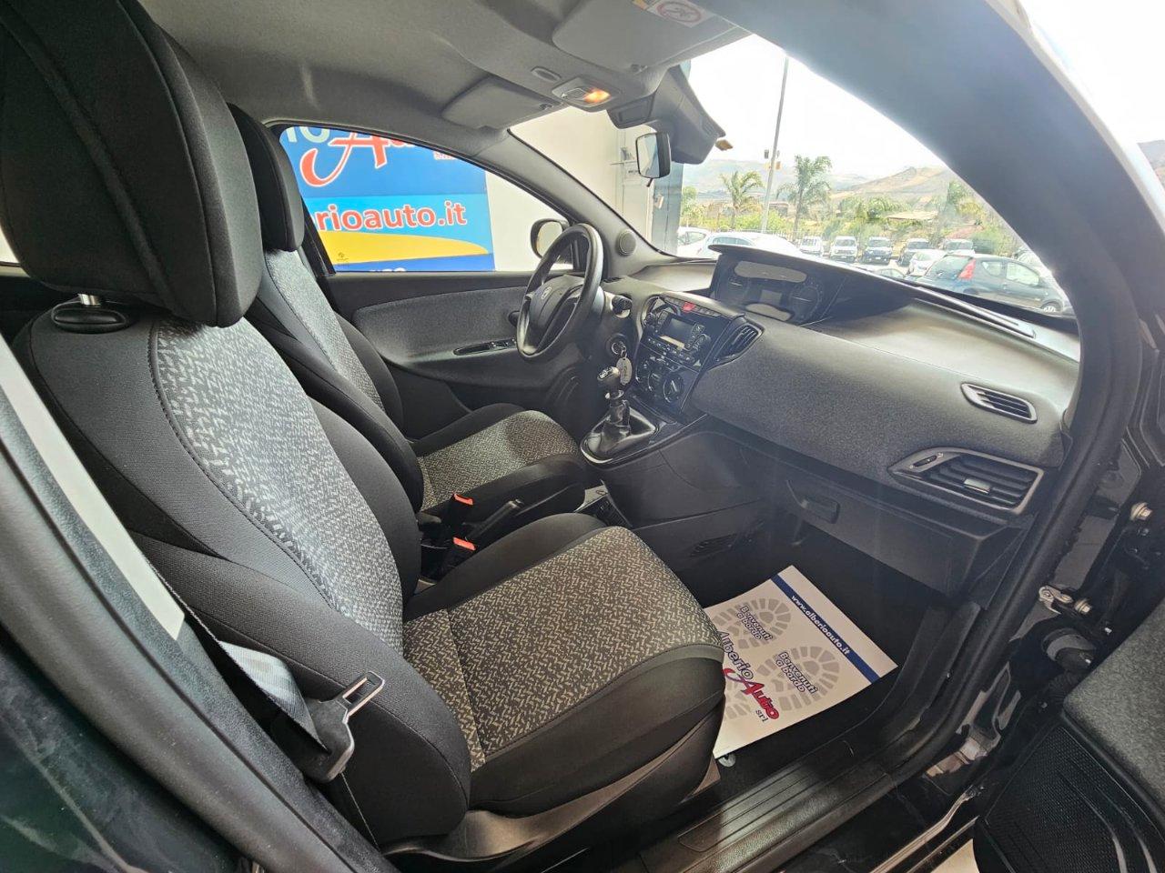 Lancia Ypsilon 1.0 firefly hybrid Silver s&s 70cv 5p.ti
