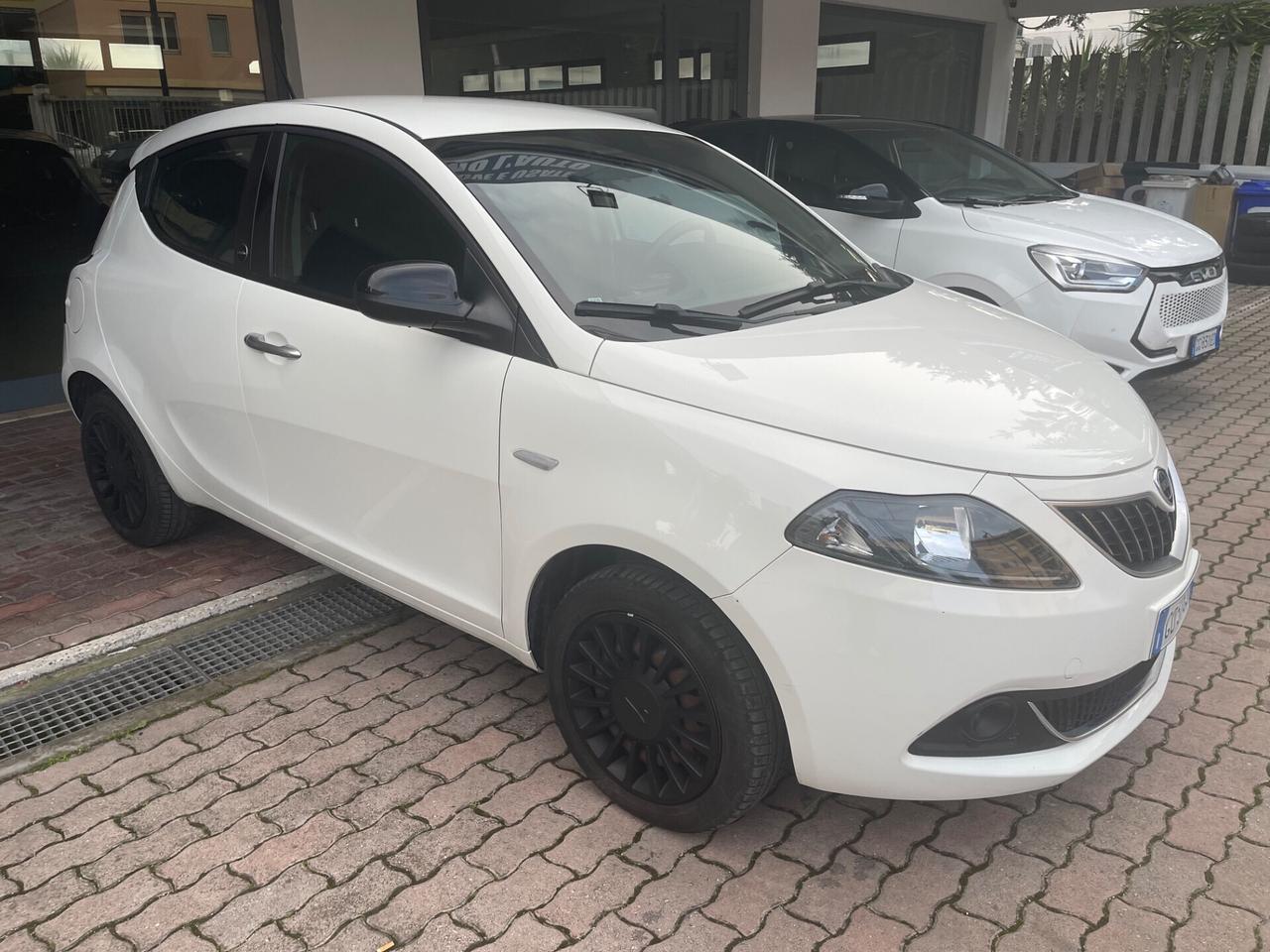 Lancia Ypsilon 1.0 FireFly 5 porte S&S Hybrid Ecochic Silver