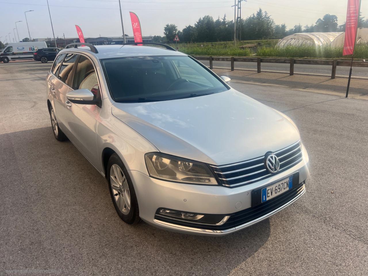 VOLKSWAGEN Passat Var. 2.0 TDI Highline BlueM.Tech NAVIGATORE TAGLIANDI VW