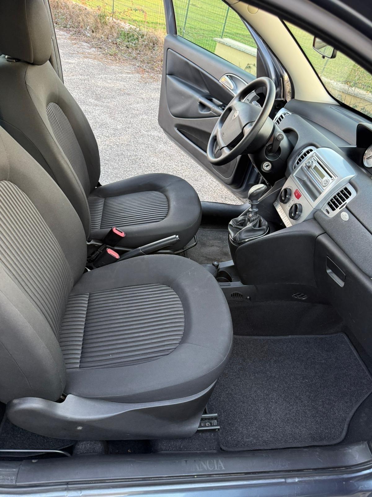 Lancia Ypsilon 1.2 69 CV Unyca