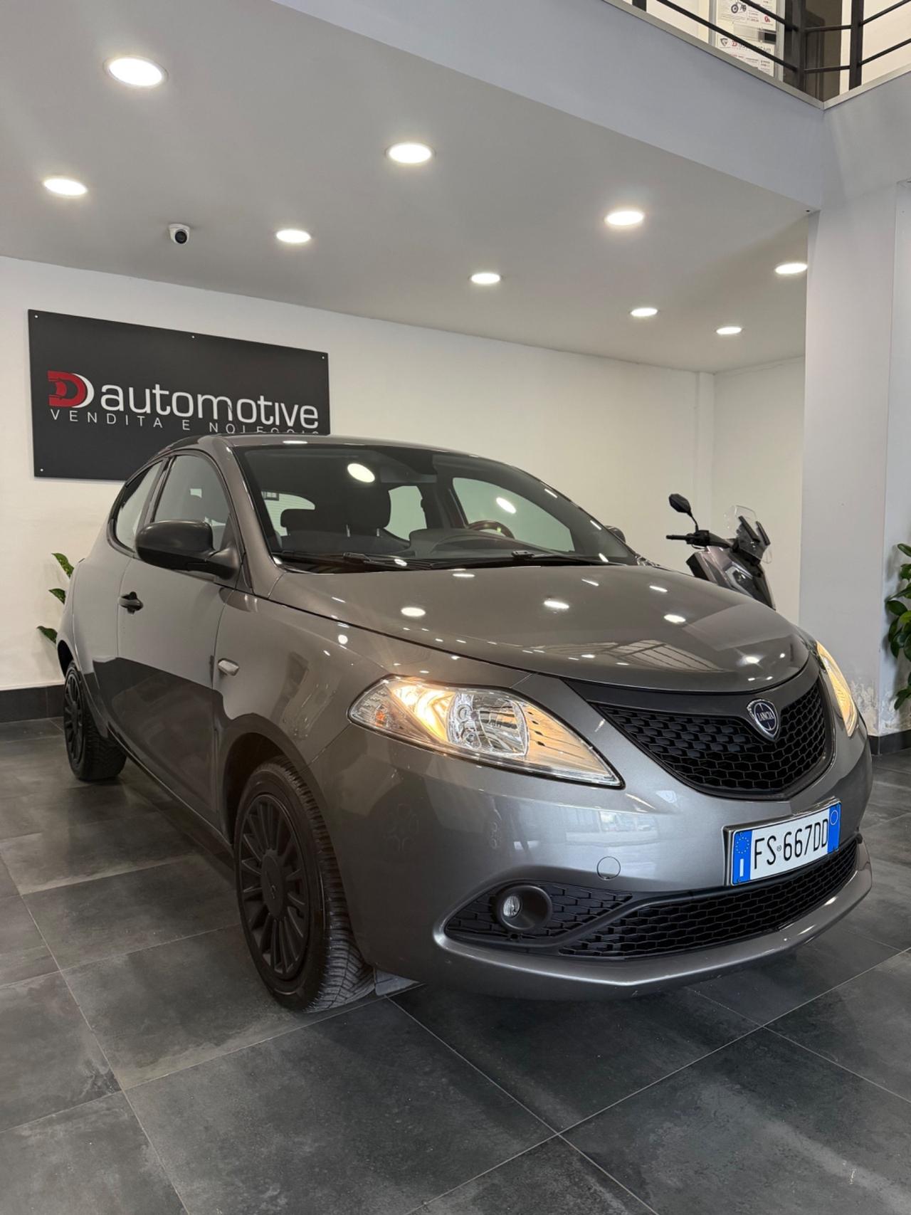 Lancia Ypsilon Elefantino Blu Gpl casa madre