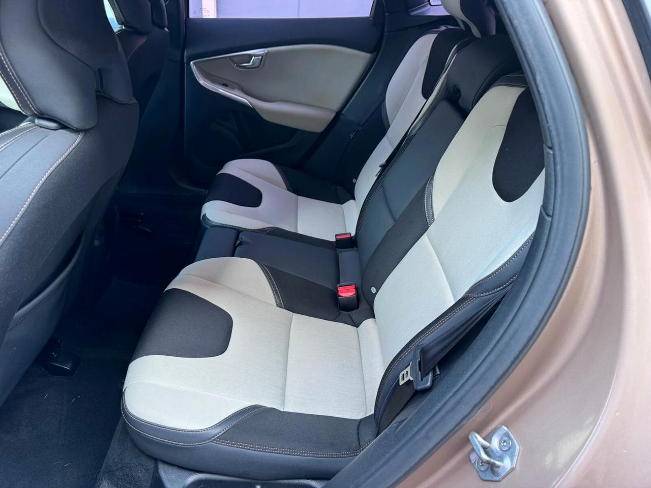 Volvo V40 Cross Country D2 1.6 Summum*EURO5B*NEOPATENTATI