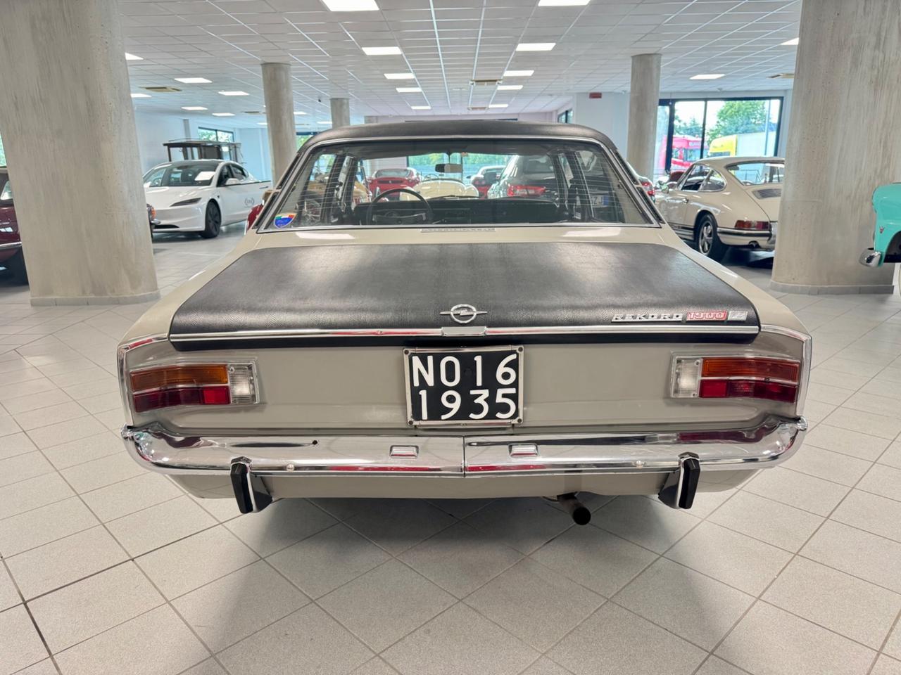 Opel Rekord 1.9 C Lusso Automatic/Clima