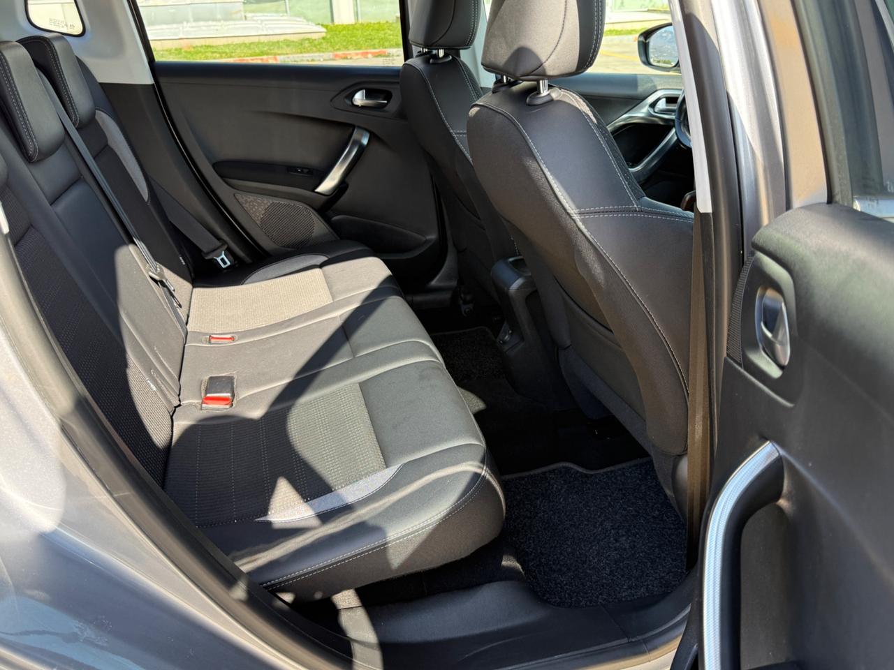 Peugeot 2008 1.2 Turbo Benzina 110 cv EURO 6B NEOPATENTATI