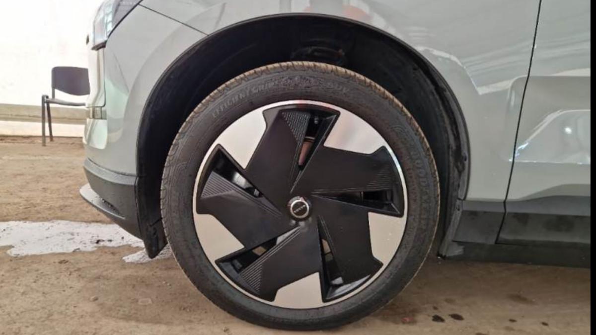 VOLVO Ex30 Single Motor Extended Range Rwd Plus