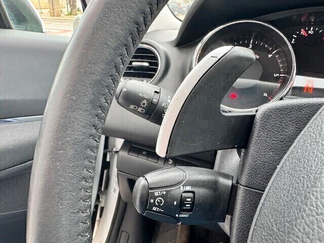 Peugeot 3008 1.6 e-HDi 112CV C. Autom.-Navi-Tel-Pdc-Cruise C.-Grip Control