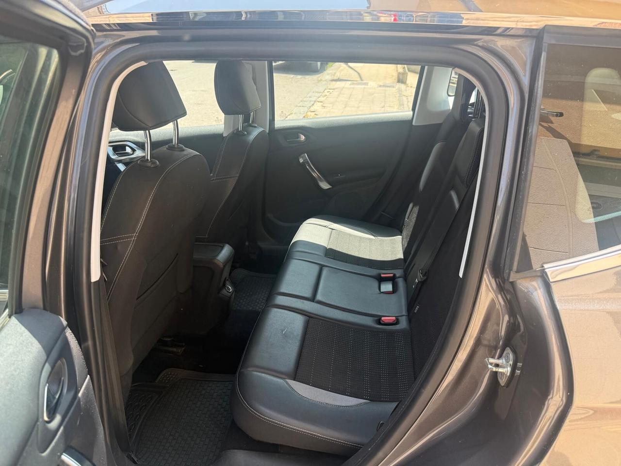 Peugeot 2008 BlueHDi 100 S&S Black Matt