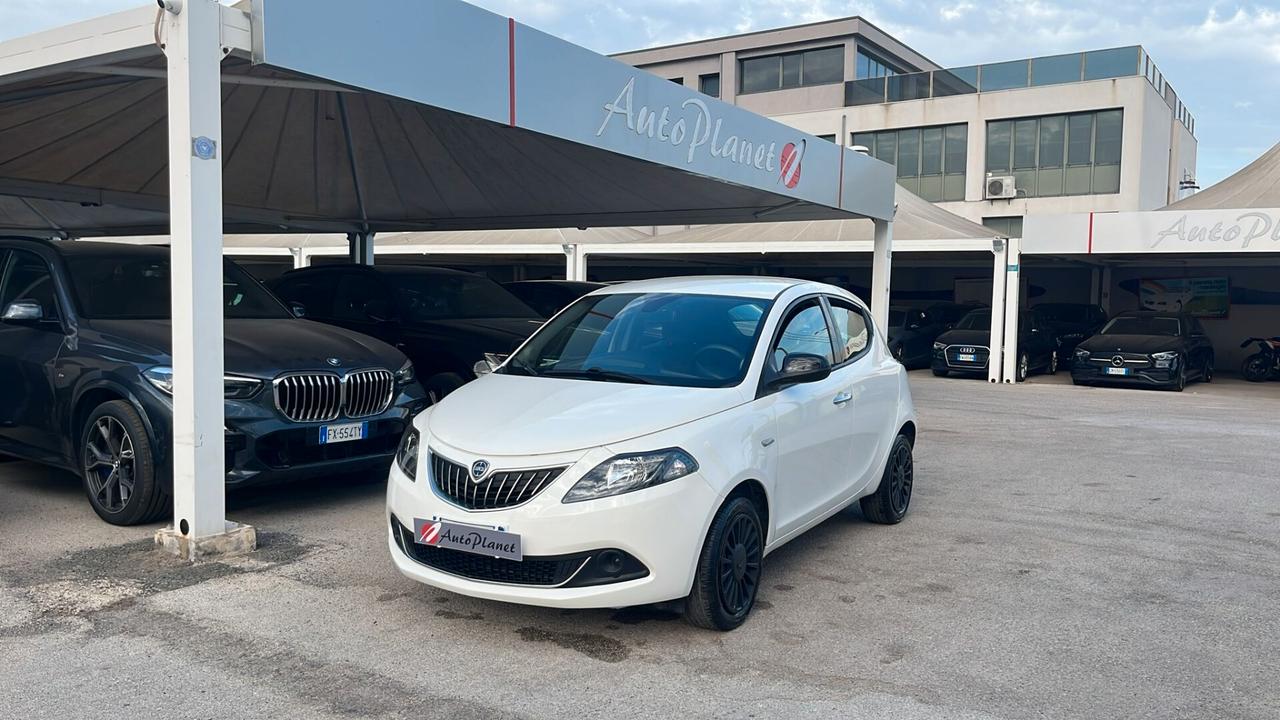 Lancia Ypsilon 1.0 FireFly 5 porte S&S Hybrid Ecochic Silver
