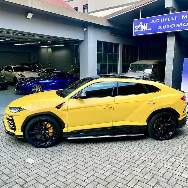 Lamborghini Urus 4.0 AKRAPOVIC FULL CARBO