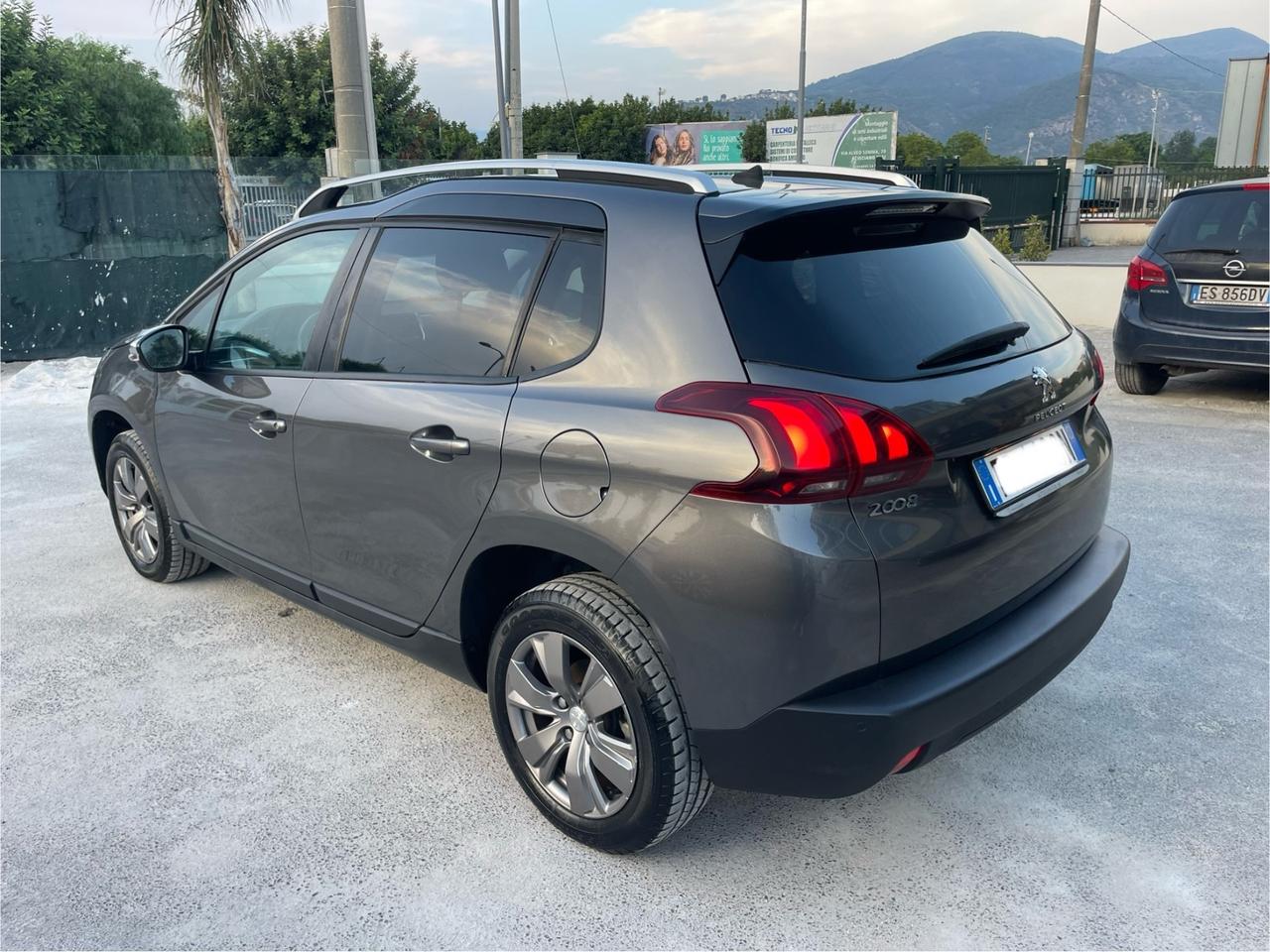 Peugeot 2008 PureTech 82 Style km 37.000 Nuova !