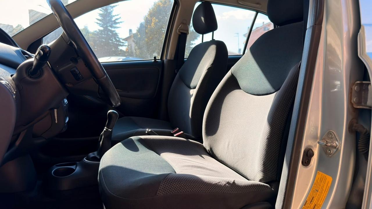 Toyota Yaris 1.0i 16V cat 5 porte Sol