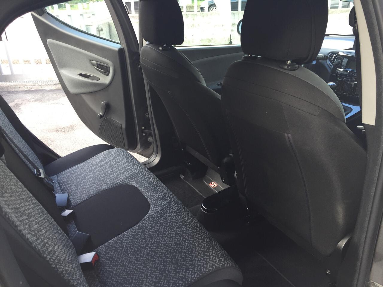 Lancia Ypsilon 1.0 FIREFLY ECOCHIC S&S HYBRID 5P. SILVER X NEOPATENTATI