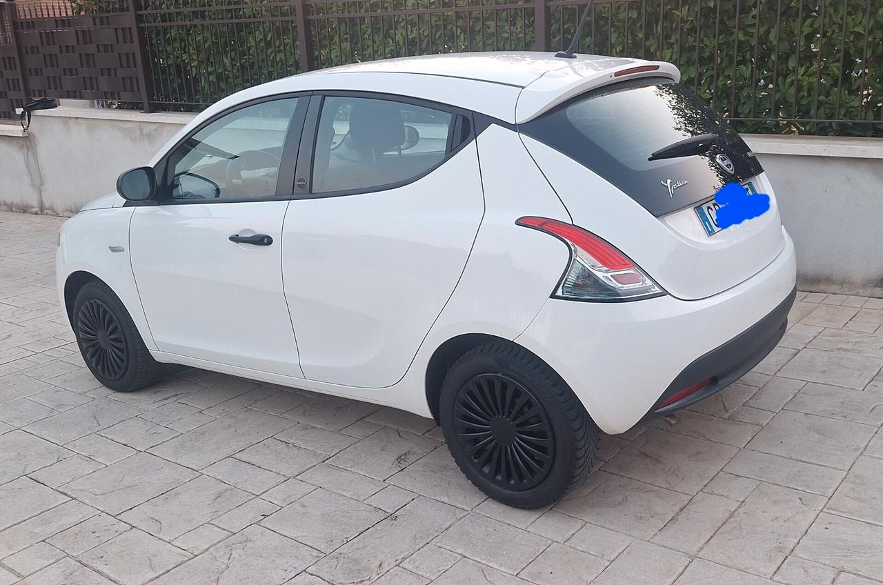 Lancia Ypsilon 1.0 FireFly 5 porte S&S Hybrid Ecochic Silver