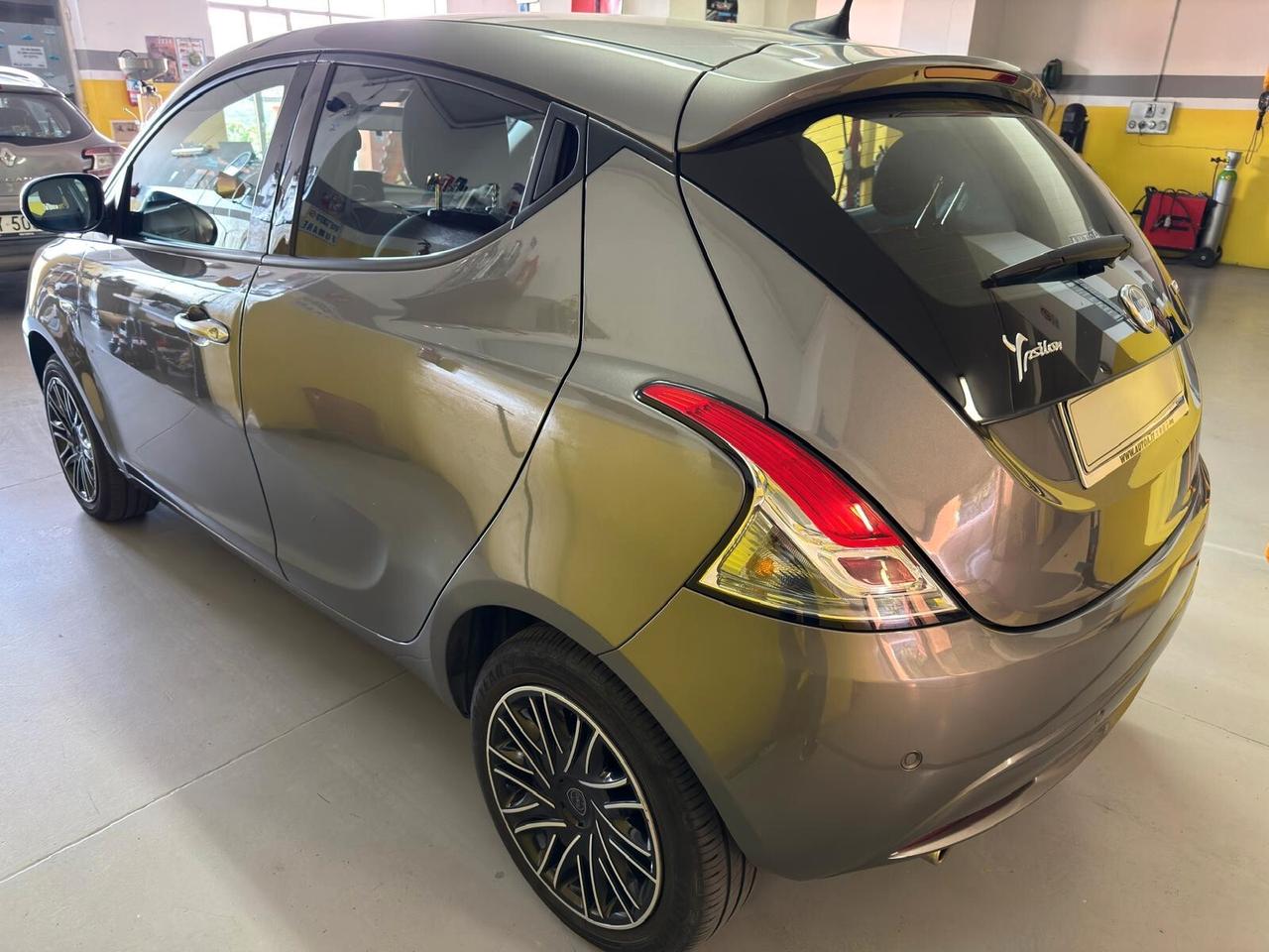 Lancia Ypsilon 1.0 FireFly 5 porte S&S Hybrid Ecochic Silver