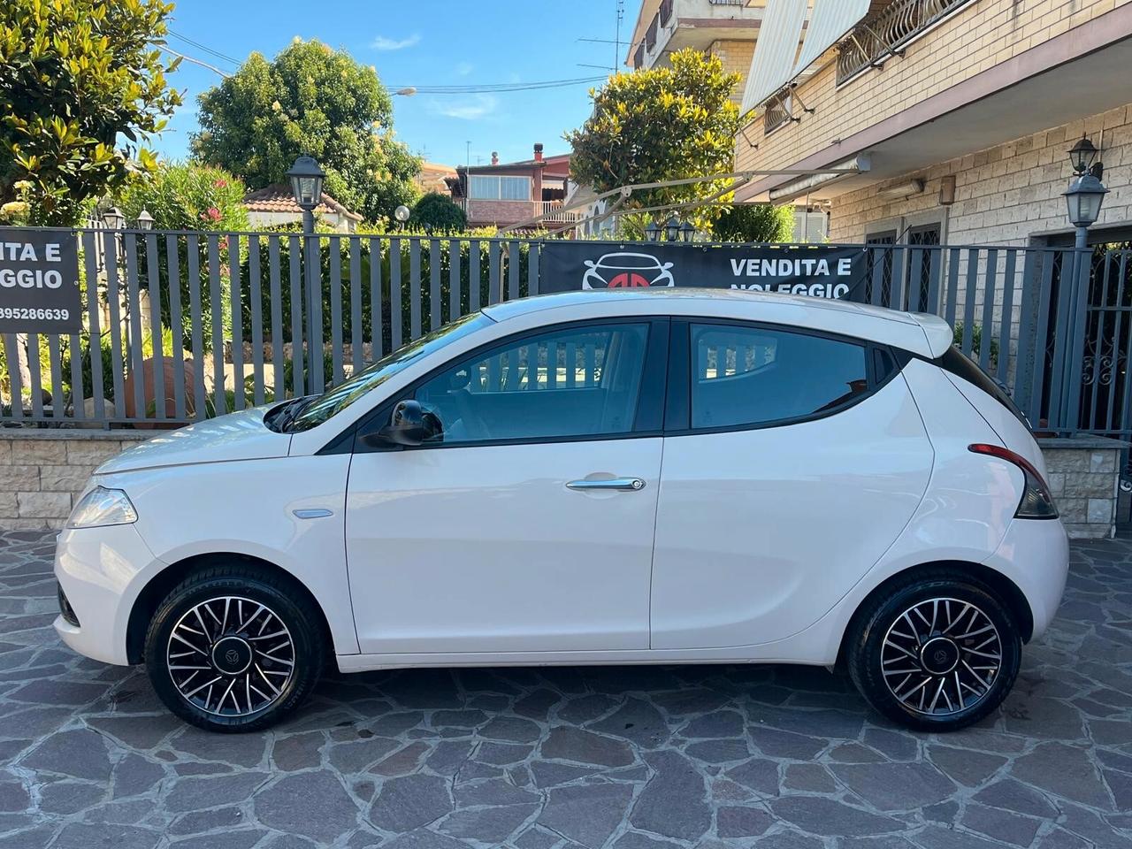 Lancia Ypsilon 1.2 69 CV 5 porte Platinum ADATTA NEOPATENTATI