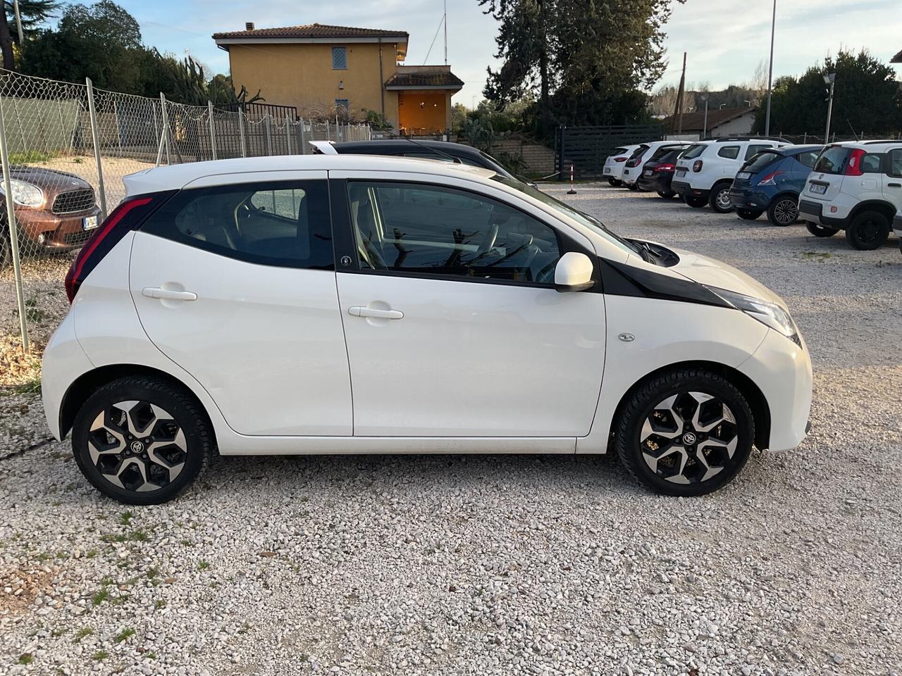 Toyota Aygo Connect 1.0 VVT-i 72 CV 5 porte x-play