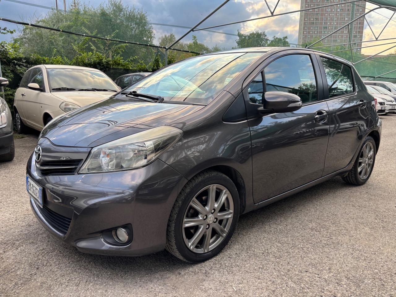 Toyota Yaris 1.3 5 porte Lounge AUTOMATICA