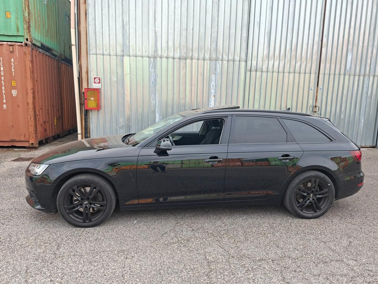 Audi A4 2.0 TDI 150 CV S tronic Total Black TETTO
