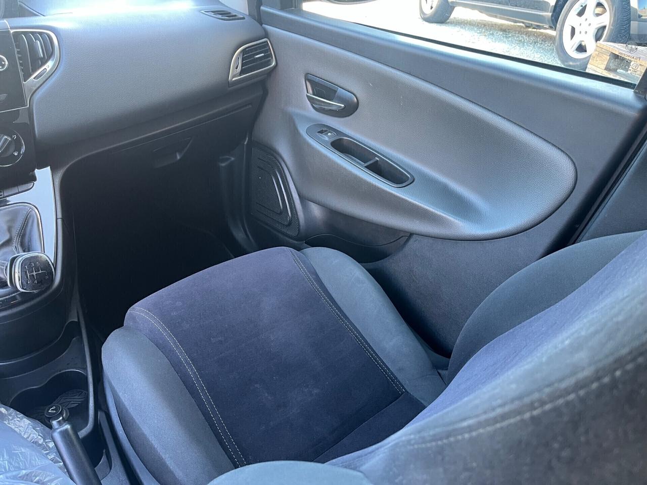 Lancia Ypsilon 1.2 69 CV . 5 porte Gold