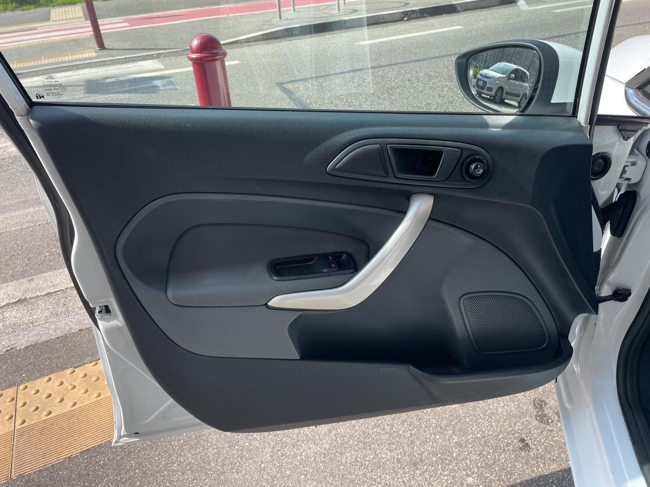 Ford Fiesta 1.4 TDCi 68CV 5 porte Titanium/GARANZIA