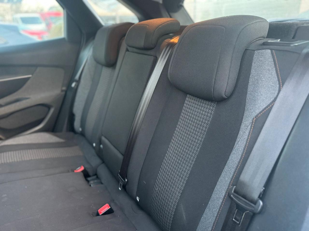 Peugeot 3008 BlueHDi 130 EAT8 Active Pack