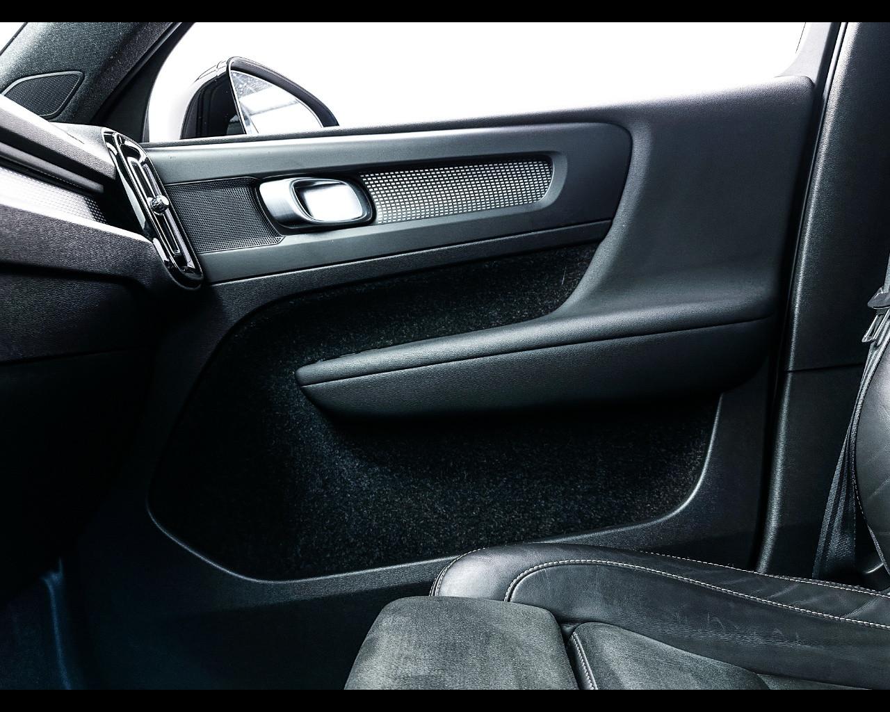 VOLVO XC40 (2017-->) - XC40 B5 AWD Geartronic R-design