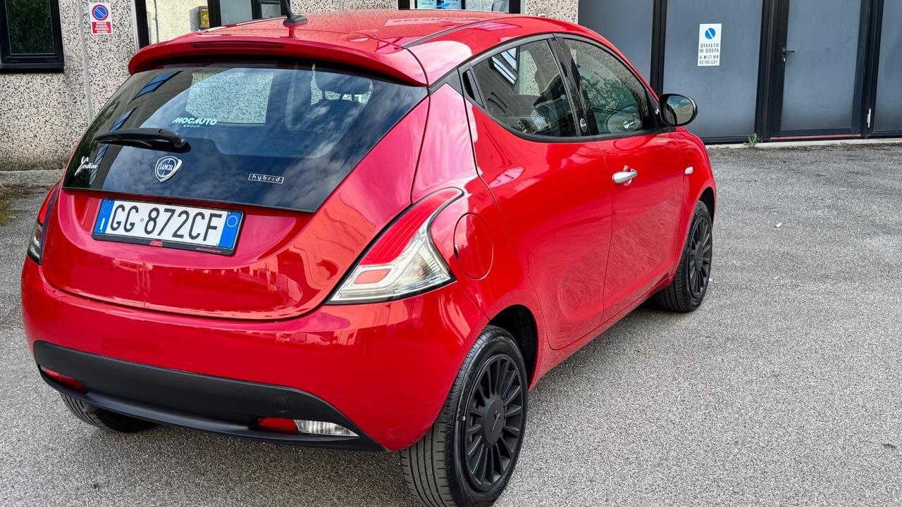 Lancia Ypsilon 1.0 FireFly 5 porte S&S Hybrid Ecochic Silver