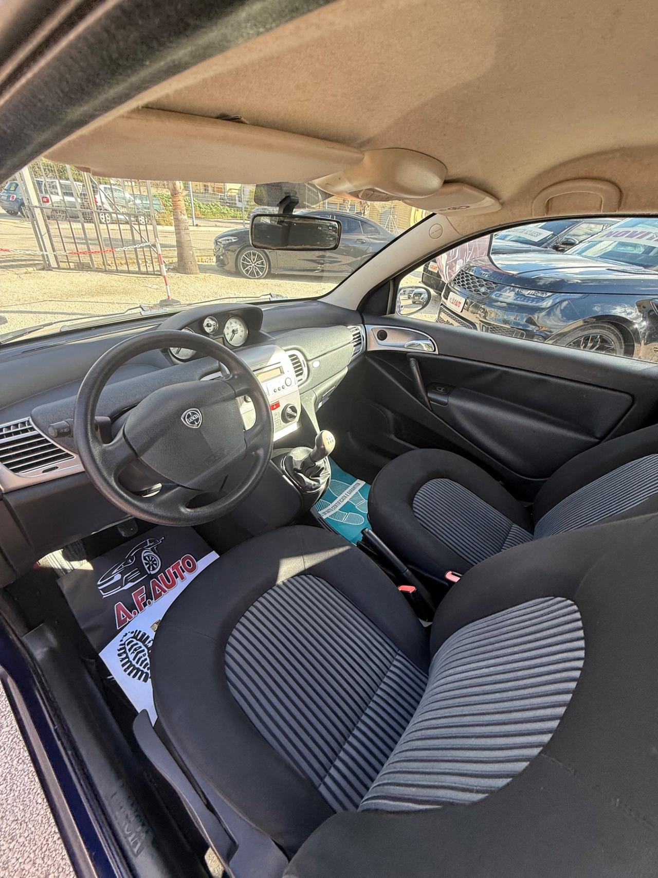 Lancia Ypsilon 1.3 MJT 90 CV DPF Sport MomoDesign