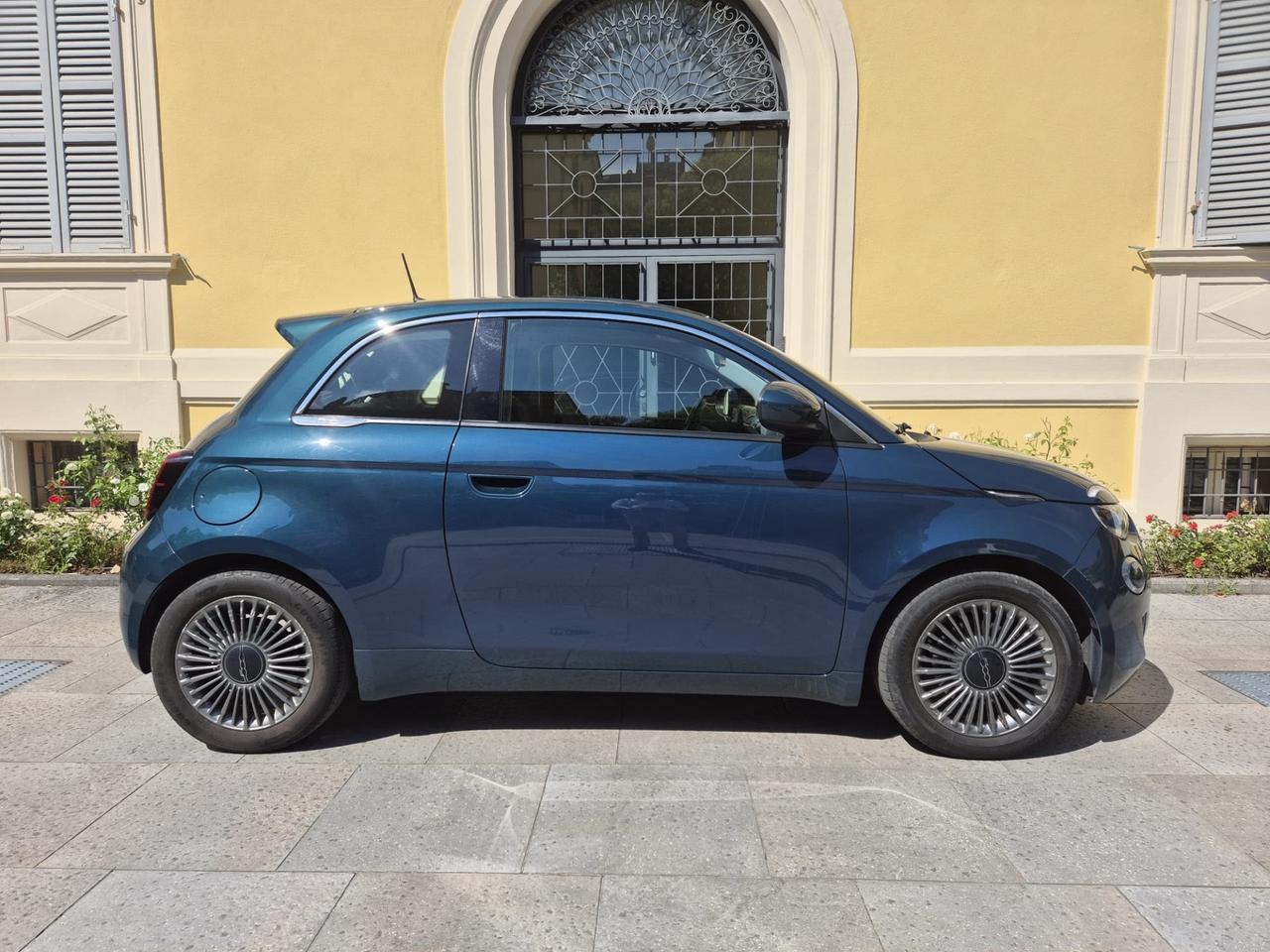 500e 42 kWh Long Range Display CRUISE CONTROL