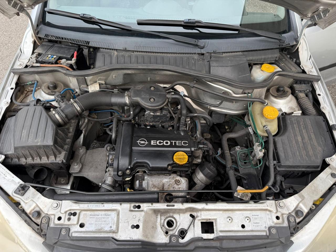 Opel Corsa 1.0i 12V 3 porte NEOPATENTATI