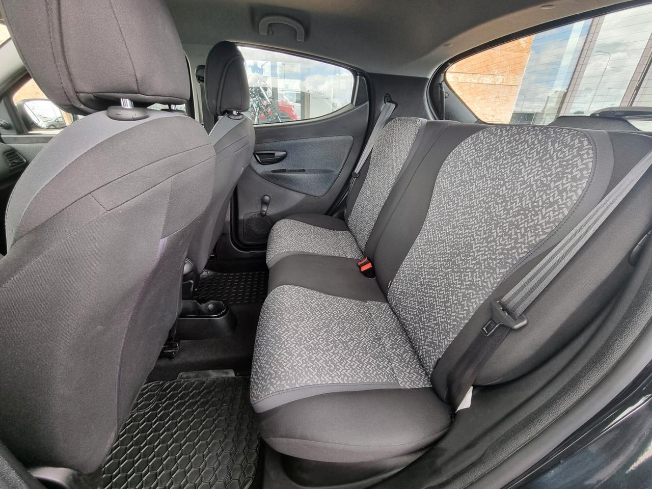 Lancia Ypsilon 1.0 FireFly 5 porte S&S Hybrid Silver