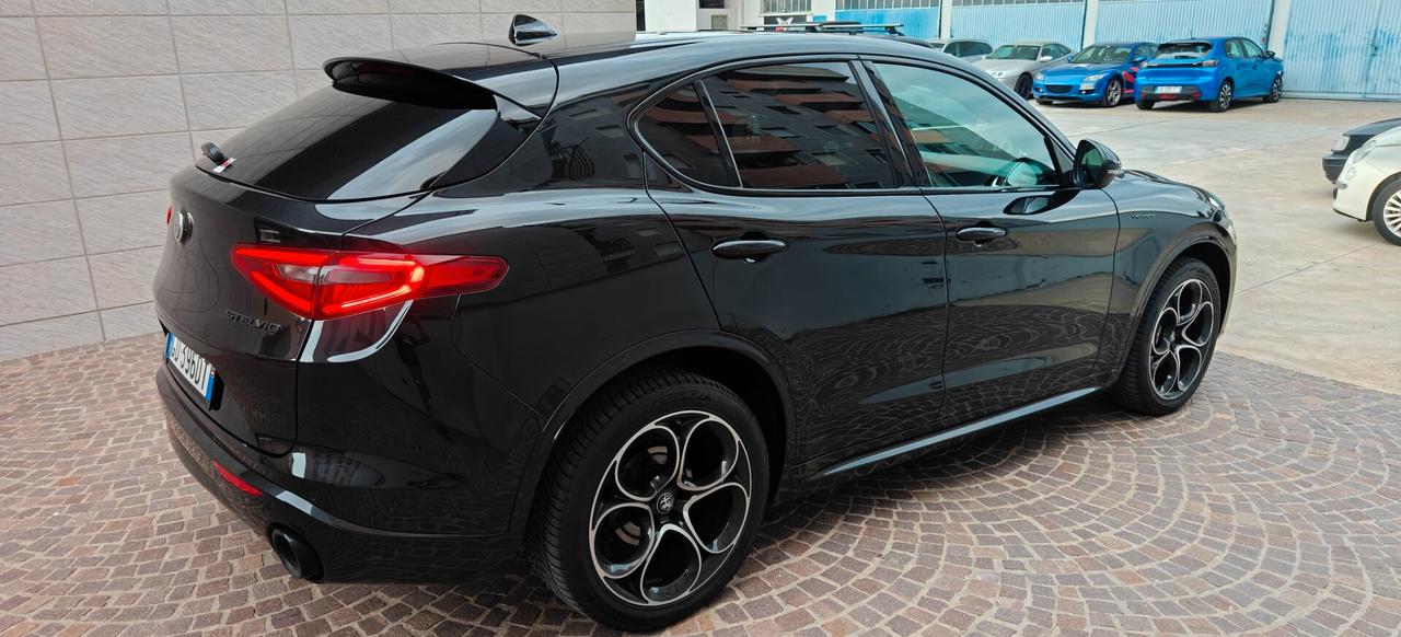 Alfa Romeo Stelvio Q4 Veloce total black