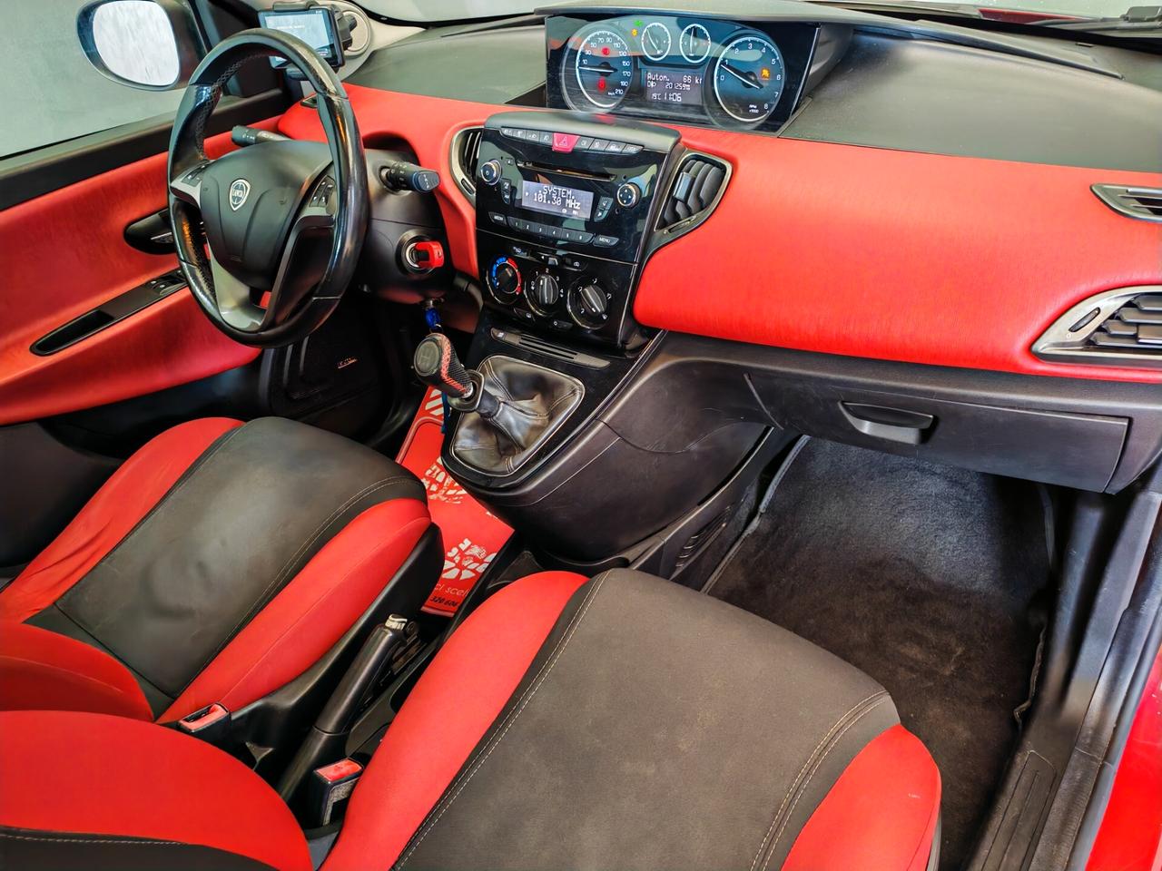 Lancia Ypsilon 1.2 69 CV 5 porte S&S Black&Red