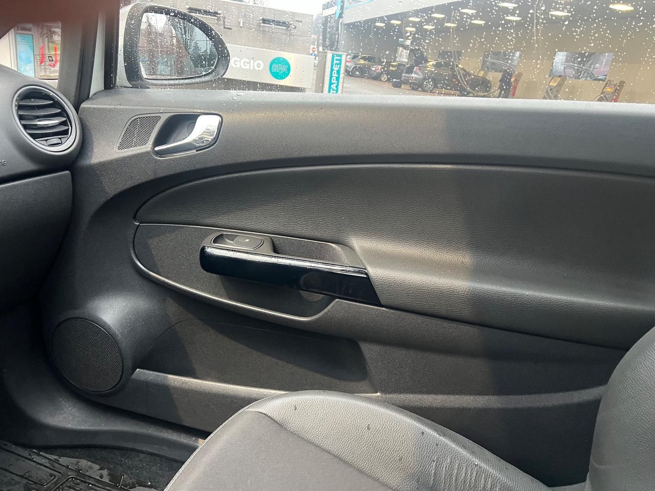 Opel Corsa 1.2 3 porte b-color