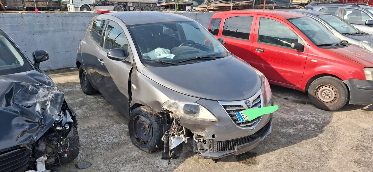 APRI E LEGGI Lancia Ypsilon 1.2 69 CV 5 porte GPL Ecochic
