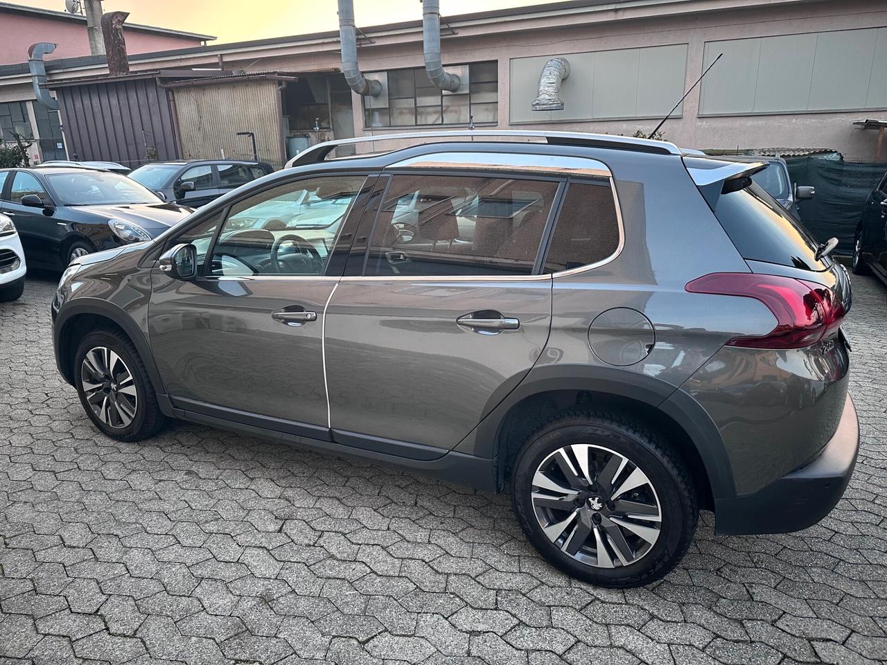 Peugeot 2008 PureTech 82 Allure*EURO6*28.000KM*