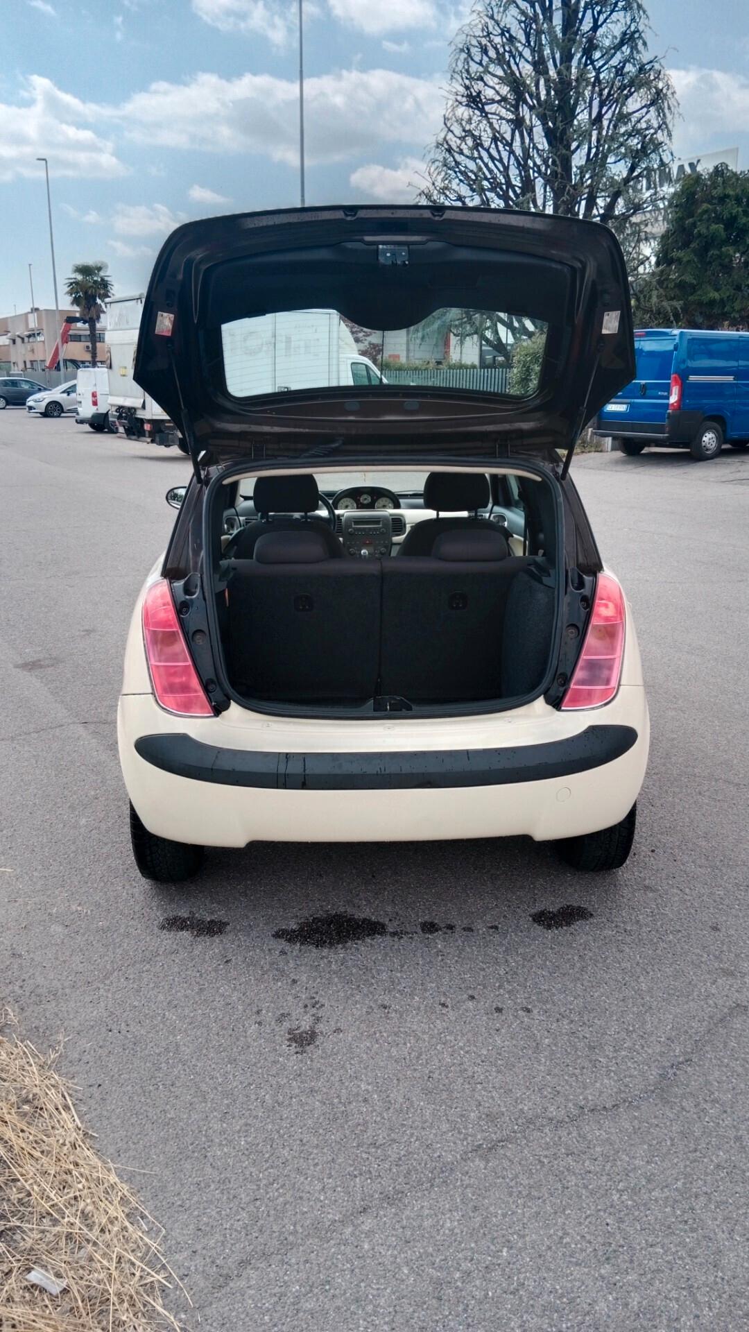 Lancia Ypsilon 1.4 16V Oro