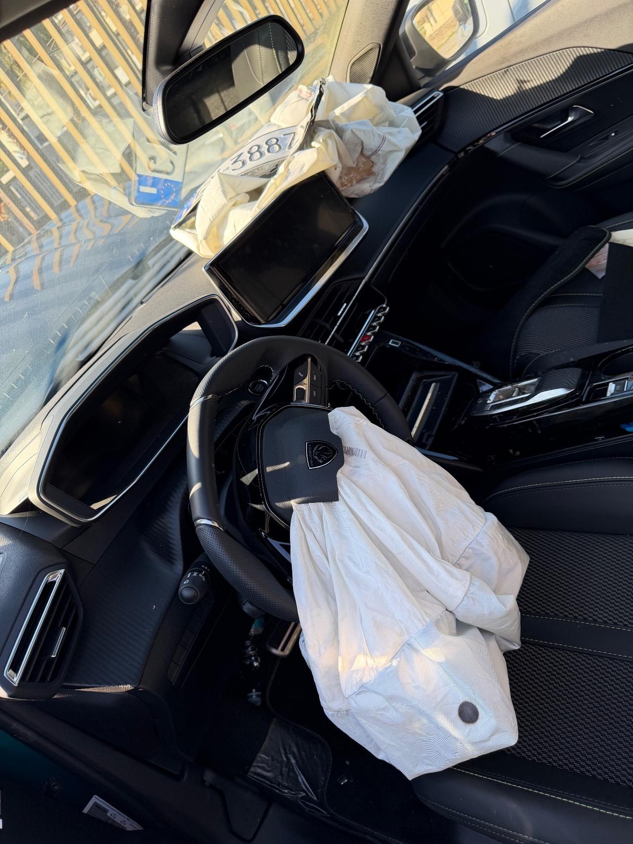 Peugeot 2008 Hybrid 145 e-DCS6 GT