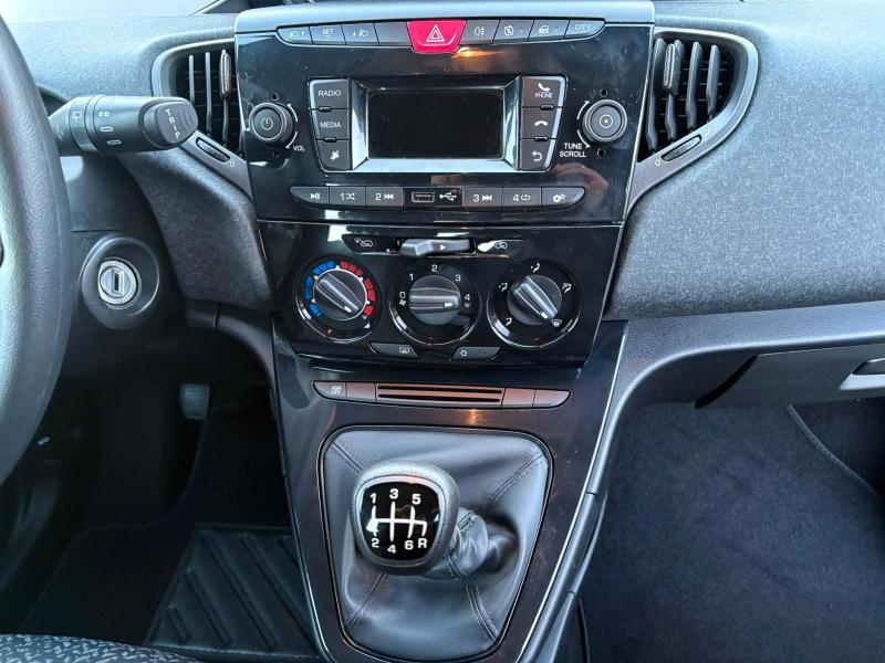 Lancia Ypsilon 1.0 firefly hybrid Gold s&s 70cv ADATTA NEOPATENTATI