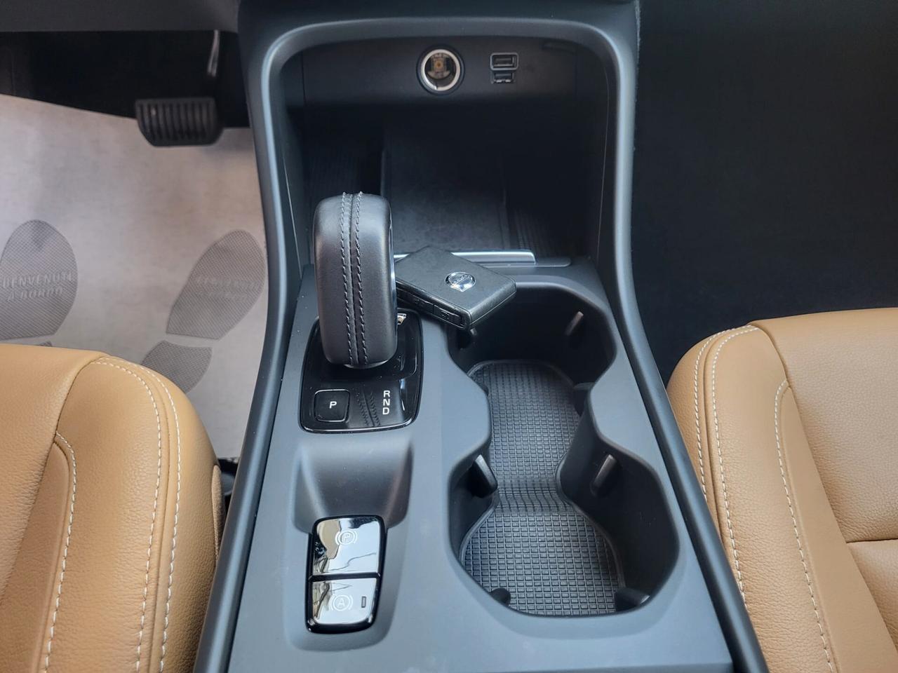 Volvo XC40 D3 Geartronic Momentum Pelle Beige Retroc. Cerchi 18...