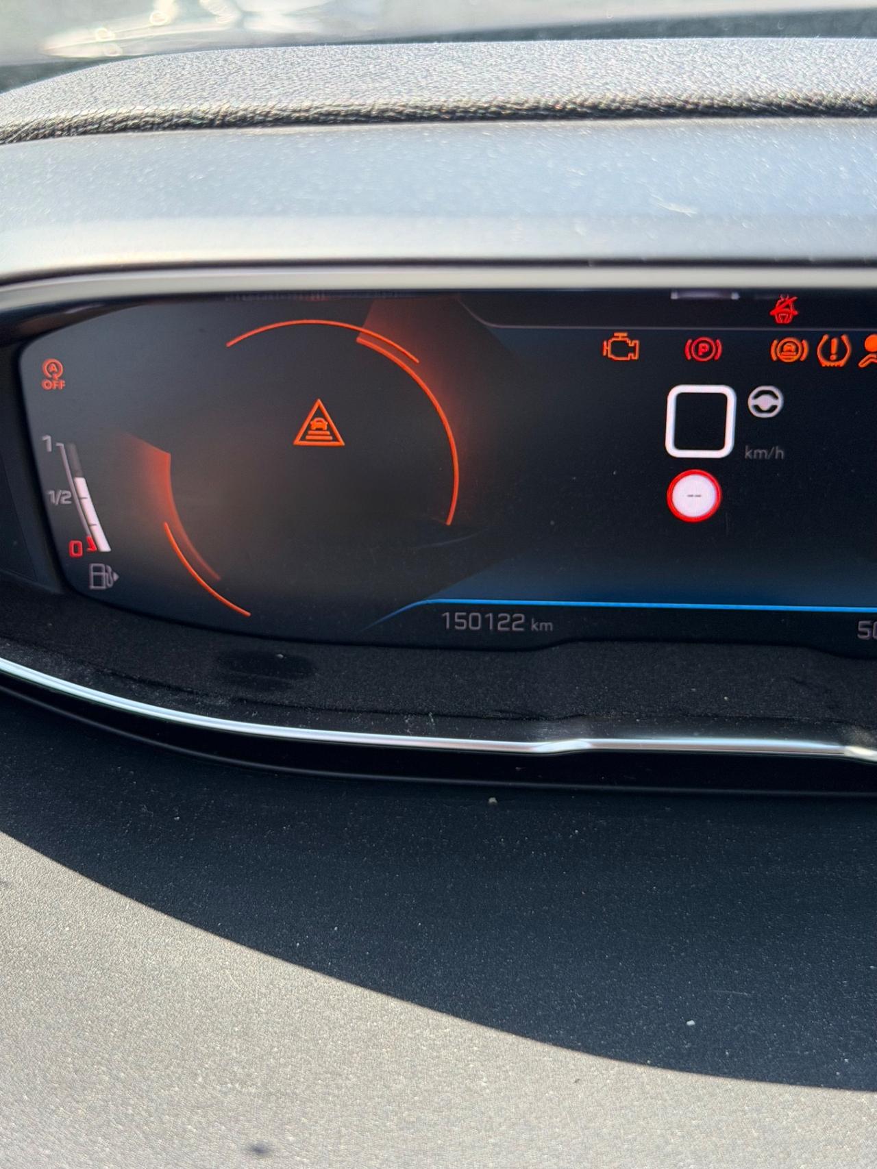 Peugeot 5008 Allure 1.5 Diesel SINISTRATA