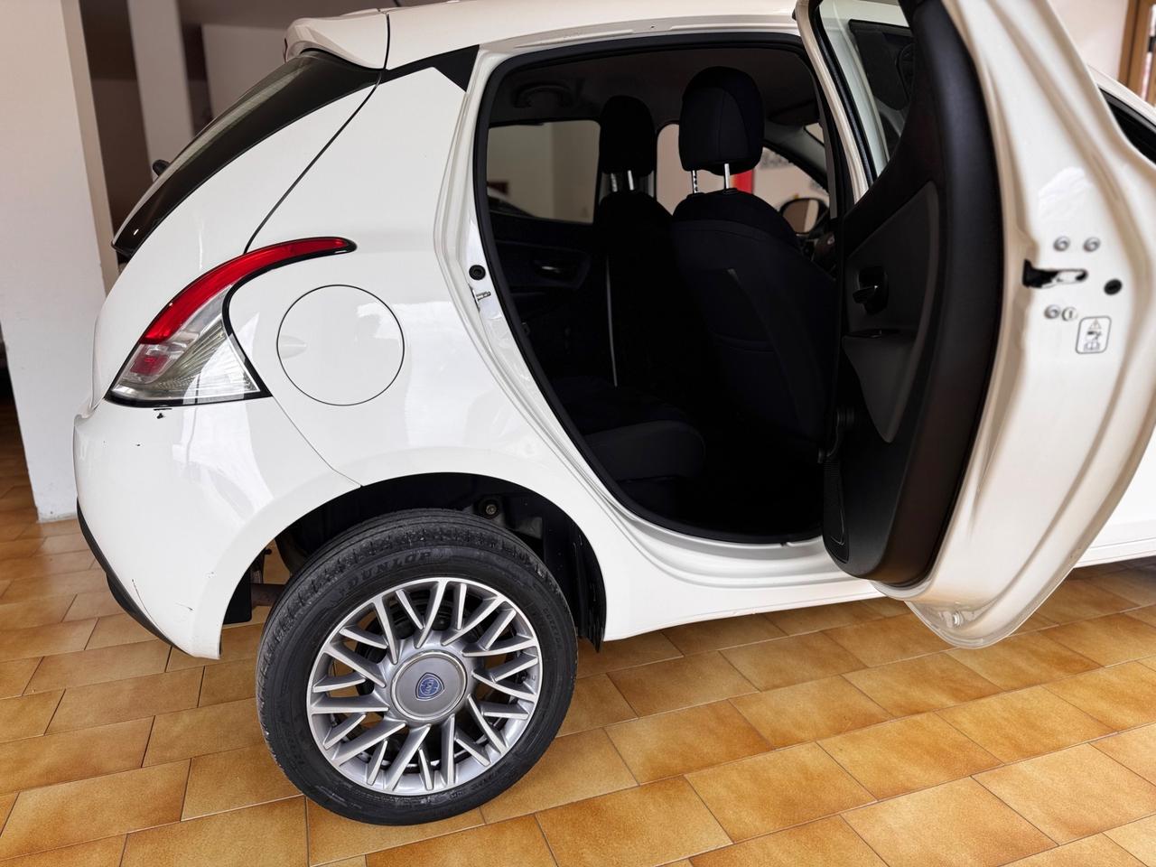 Lancia Ypsilon 0.9 TwinAir 85 CV 5 porte Metano Ecochic Silver