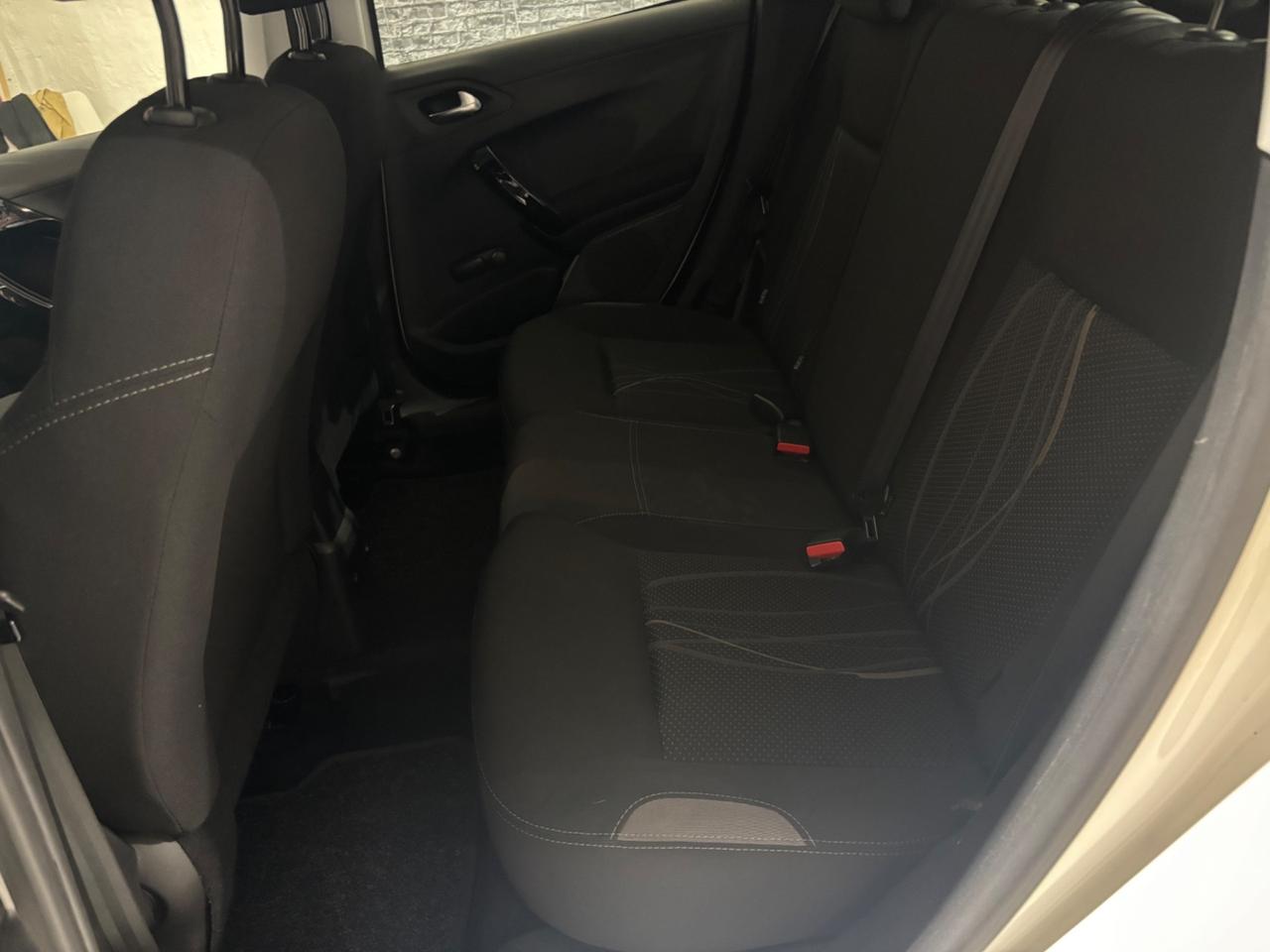 Peugeot 208 1.4 HDi 68 CV 5 porte Allure