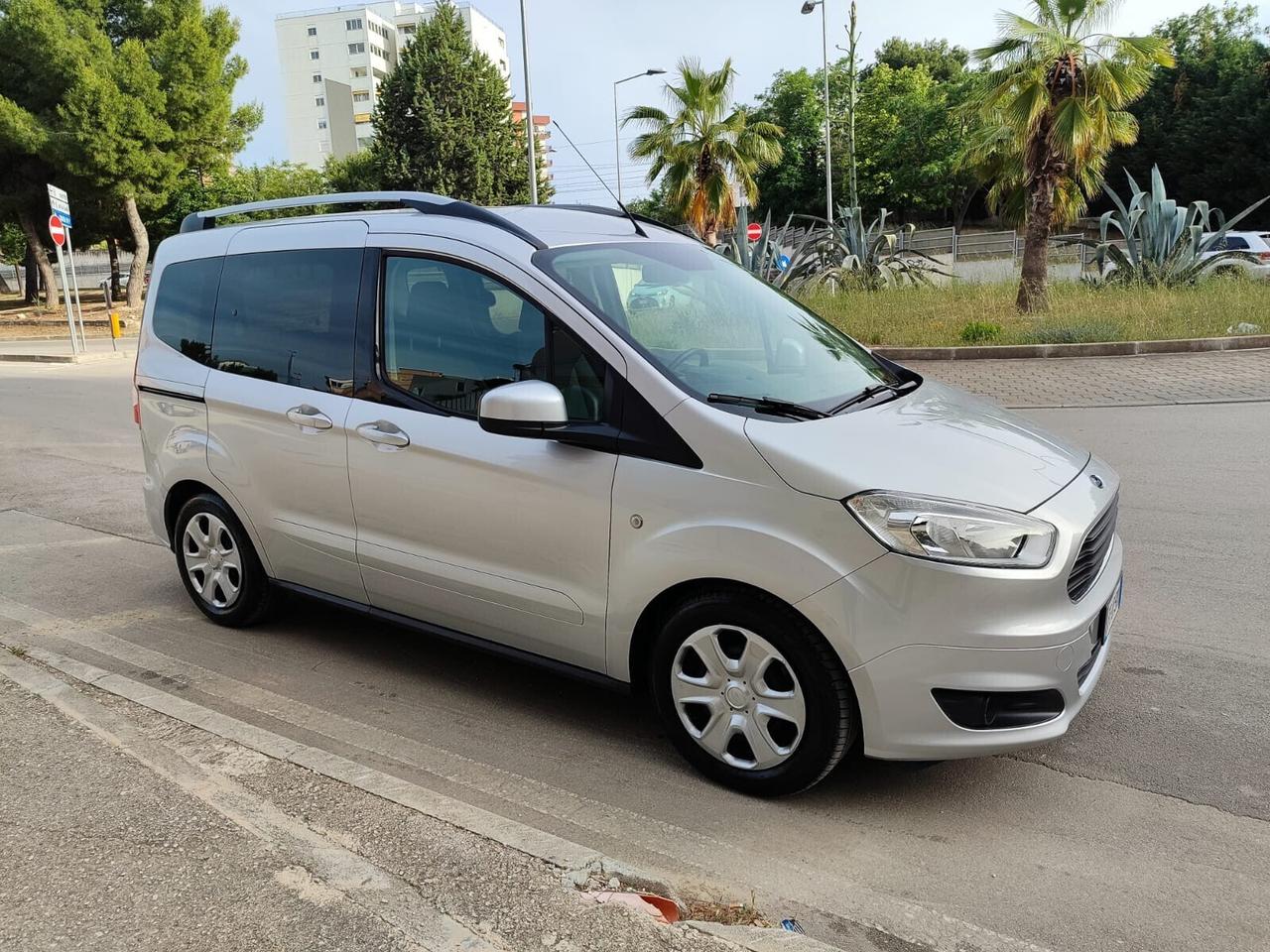 Ford Tourneo Courier 1.5 tdci 75CV VETTURA NUOVO!!