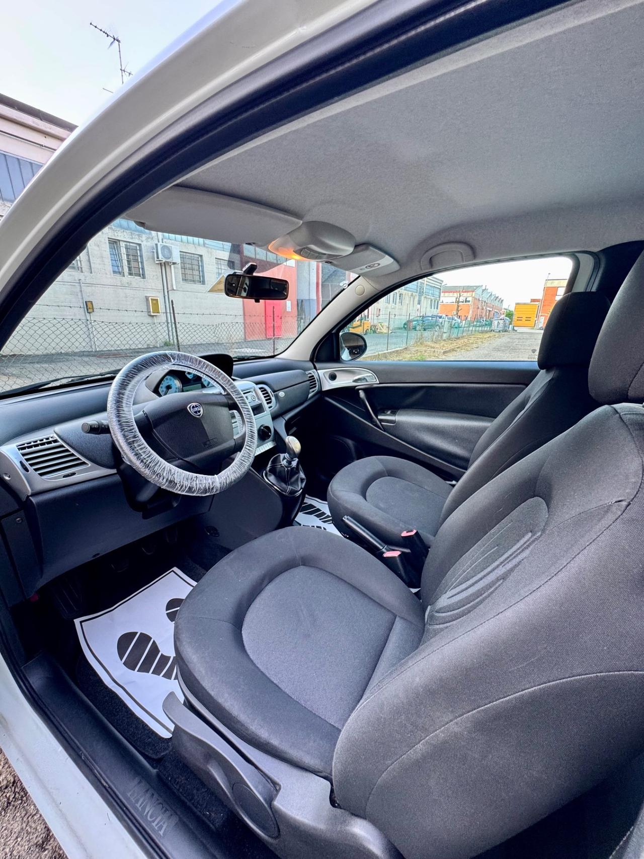 Lancia Ypsilon 1.2 69 CV Unyca