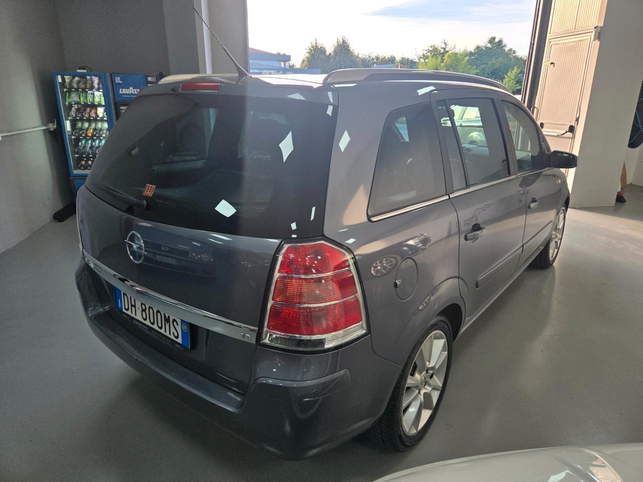 Opel Zafira 1.8 16V VVT Cosmo