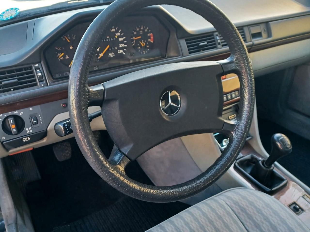 Mercedes-benz 200 E
