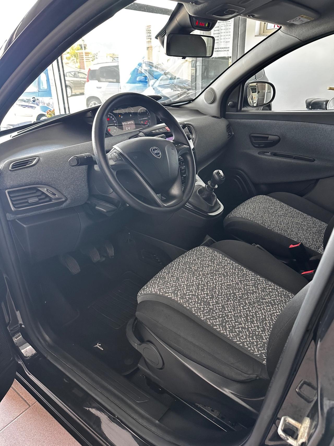 Lancia Ypsilon 1.0 FireFly 5 porte S&S Hybrid Silver