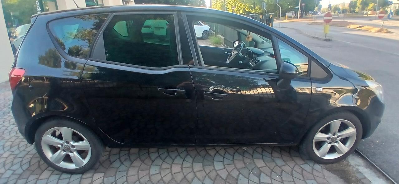 Pochi km Opel Meriva benzina neopatentati