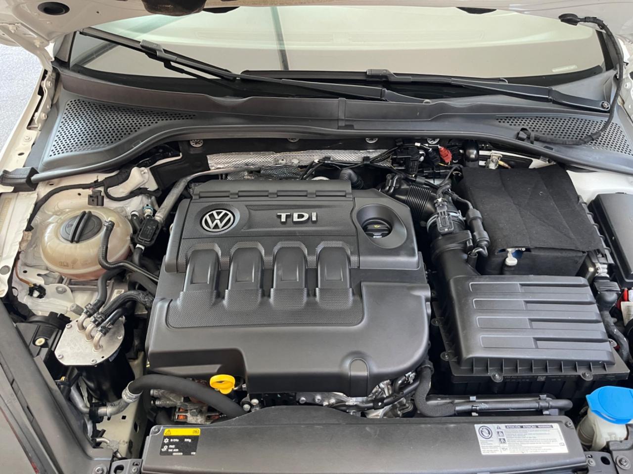 Volkswagen Golf 1.6 TDI R LINE